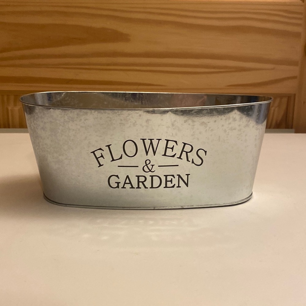 COPY - NWT Flowers & Garden Galvanized Metal Oval Shaped Planter 10.5x5.5x4inch